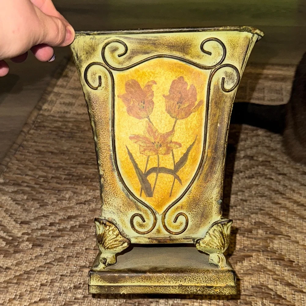 Decorative Green and Red Vintage Ivy Planter